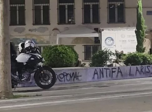 Άντρας άρχισε να βγάζει τα ρούχα του σε κοινή θέα στη Λάρισα (pics)