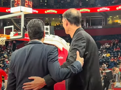 Η αγκαλιά των Μπαρτζώκα-Σφαιρόπουλου και οι… ποδοσφαιρικές ικανότητες του Παπανικολάου (vid)