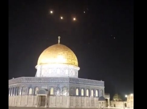 Μέση Ανατολή: Πάνω από 200 πυραύλους και drones εκτόξευσε το Ιράν – Η στιγμή που περνάνε πάνω από το Αλ-Άκσα