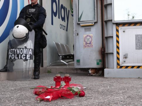 Τα μοιραία λάθη και οι παραλείψεις – Αμείλικτα τα ερωτήματα για τη γυναικοκτονία έξω από το ΑΤ Αγίων Αναργύρων