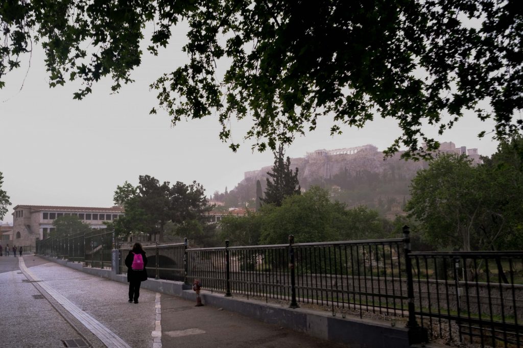 Συστάσεις και μέτρα προφύλαξης του υπ. Υγείας για την αφρικανική σκόνη – Πότε θα καθαρίσει ο ουρανός (χάρτες)