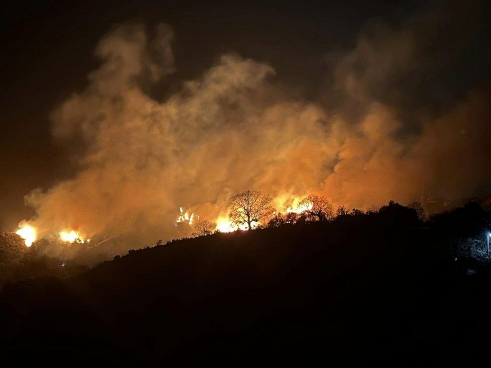 Με ενίσχυση των επίγειων δυνάμεων συνεχίζεται η κατάσβεση της πυρκαγιάς στα Πιέρια Όρη