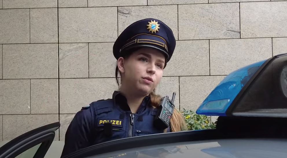 Βίντεο: Γερμανοί αστυνομικοί κάνουν περιπολία χωρίς… παντελόνια