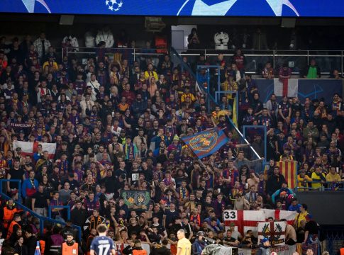 Η UEFA ερευνά καταγγελίες για ναζιστικούς χαιρετισμούς και ρατσιστικές συμπεριφορές οπαδών της Μπαρτσελόνα στο Παρίσι