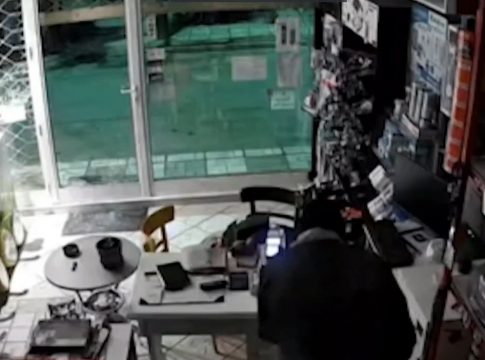 Θεσσαλονίκη: Καρέ καρέ διάρρηξη χρωματοπωλείου – Επίμονος αλλά απρόσεκτος ο δράστης