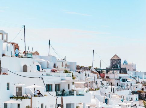 Πάσχα: Πληρότητες που ξεπερνούν το 90% σε ξενοδοχεία, καταλύματα και βραχυχρόνια μίσθωση