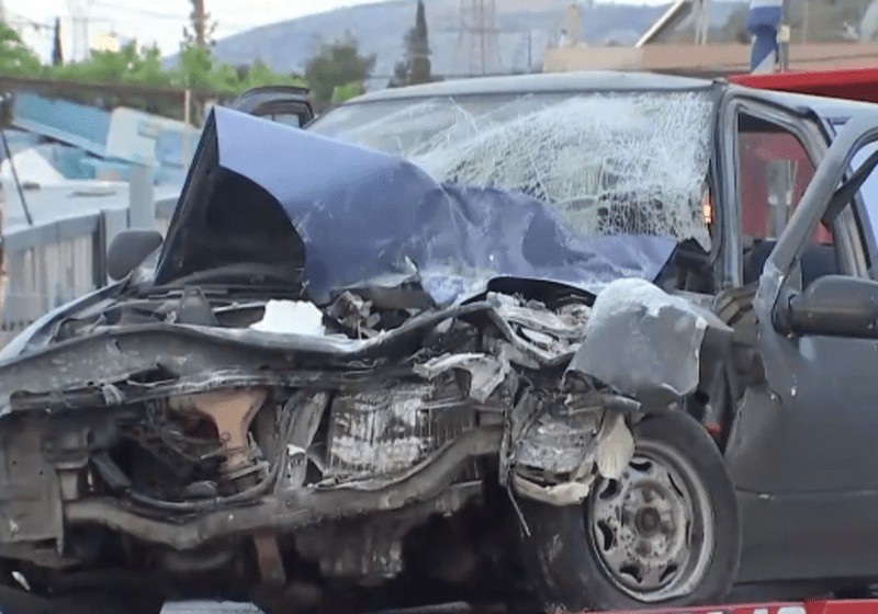 Σοβαρό τροχαίο στις Αχαρνές – Αυτοκίνητο «καρφώθηκε» σε τοίχο ψητοπωλείου