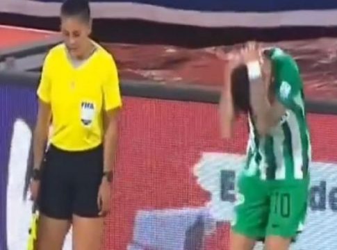 Απίστευτο: Πέταξαν μαχαίρι σε παίκτη που πήγε να εκτελέσει κόρνερ! (vid)