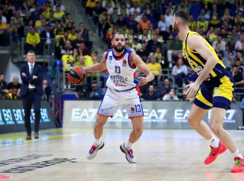 Mεγάλο «διπλό» δεκάδας για την Εφές – Στην 6η θέση η Φενέρ