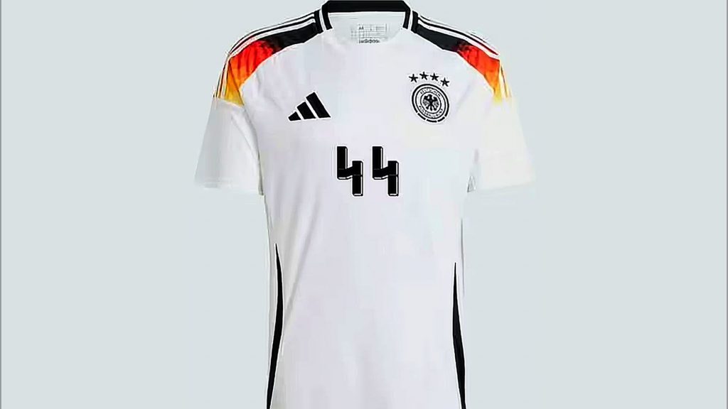 Γερμανία: Σάλος για το ναζιστικό σύμβολο στη φανέλα της Εθνικής ποδοσφαίρου