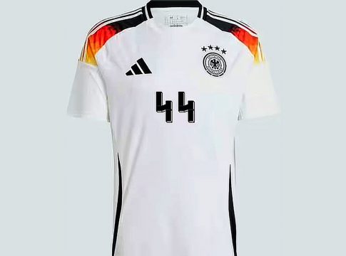 Γερμανία: Σάλος για το ναζιστικό σύμβολο στη φανέλα της Εθνικής ποδοσφαίρου