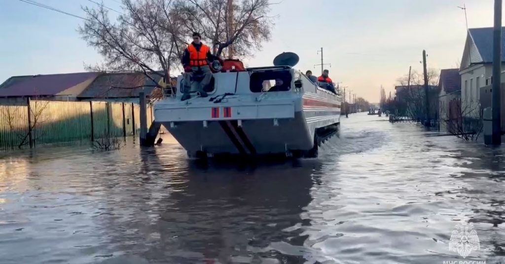 Ρωσία: Έσπασε φράγμα και πλημμύρισαν πάνω από 8.000 σπίτια σε δύο χώρες