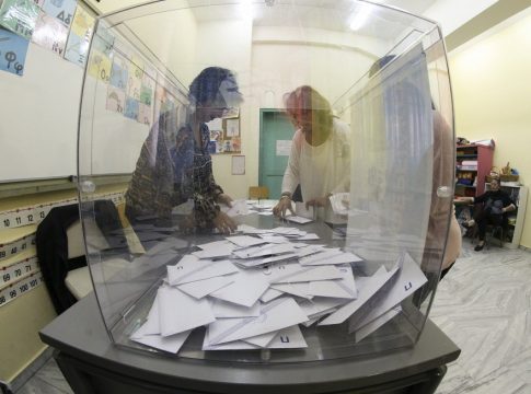 Χάνει συνεχώς έδαφος η κυβέρνηση κι ανεβαίνει ο «Κανένας» – Η δυναμική των κομμάτων ενόψει ευρωεκλογών