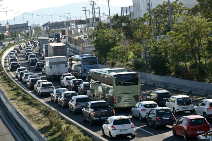 Κίνηση: Κυκλοφοριακό κομφούζιο στους δρόμους της Αττικής – Χάος σε Κηφισό, Κηφισίας και Μεσογείων