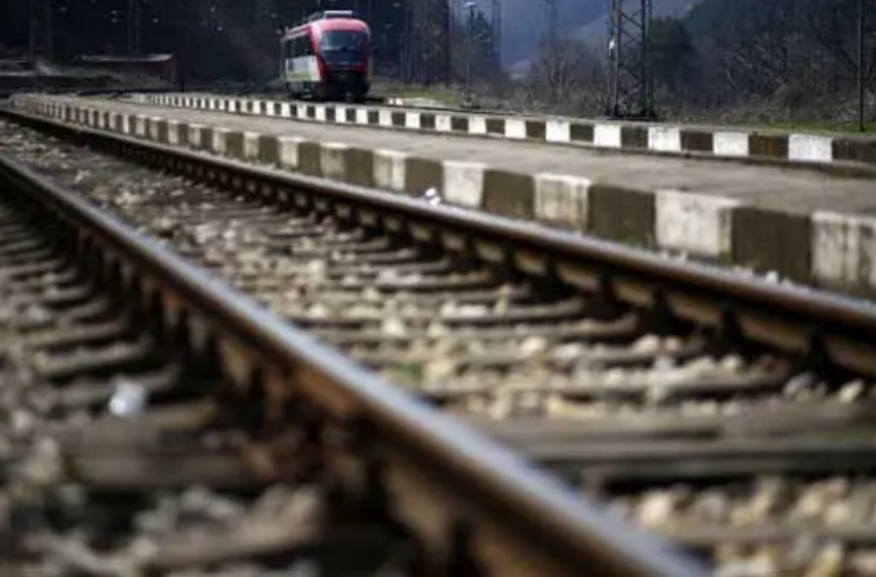 Τρένο ακινητοποιήθηκε στην Τιθορέα λόγω φωτιάς κοντά σε υποσταθμό ηλεκτροδότησης