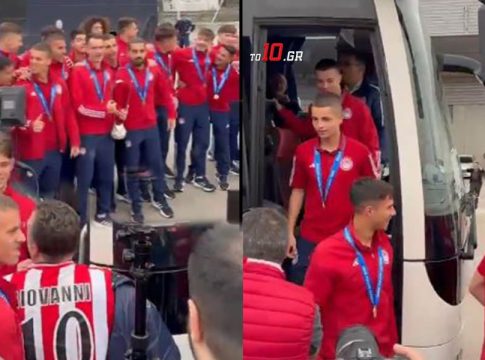 «Να’ τοι, να’ τοι οι πρωταθλητές»: Στην Ελλάδα τα «χρυσά μωρά» του Ολυμπιακού (pics)