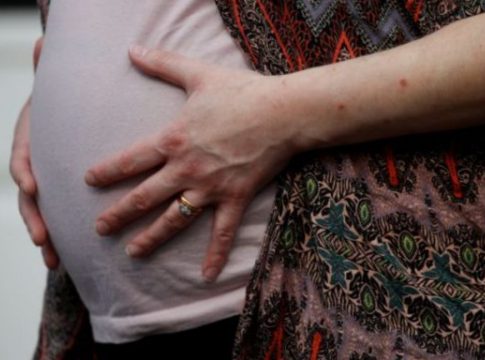 Λάρισα: Γέννησε μόνη της στο αυτοκίνητο καθ’ οδόν προς την κλινική