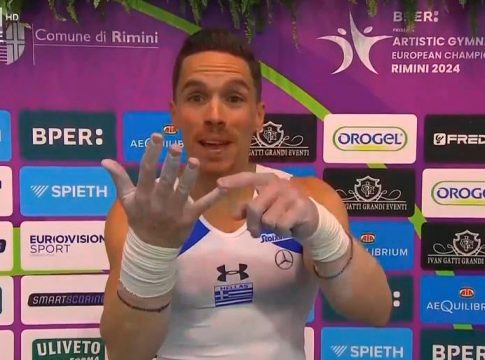 Άρχοντας των κρίκων: Ο Λευτέρης Πετρούνιας δείχνει τα επτά «δαχτυλίδια» του (vid)