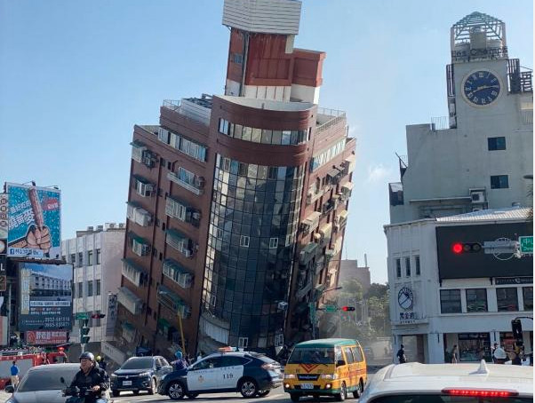 Ταϊβάν: Τρομερές εικόνες με κατάρρευση κτιρίων από σεισμό 7,2 Ρίχτερ – Προειδοποίηση για τσουνάμι στην Ιαπωνία