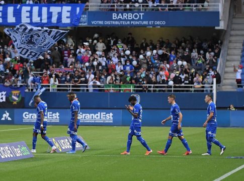 Σκηνές απείρου κάλλους στη Γαλλία: Είσοδος στο γήπεδο και επίθεση από οπαδούς της Τρουά (vid)