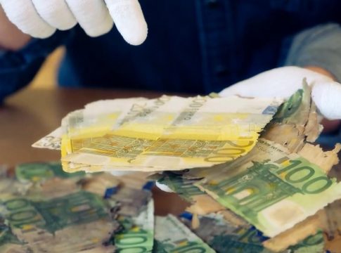 Πήγε να ανταλλάξει φθαρμένα χαρτονομίσματα 40.000 ευρώ όμως κατέληξε με χειροπέδες