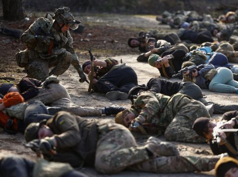 «Δεν τον εμπιστευόμαστε, δεν θα πολεμήσουμε γι’ αυτόν» – Ουκρανοί στο εξωτερικό κατακεραυνώνουν τον Ζελένσκι