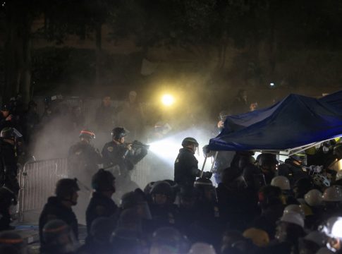 Άγριες συγκρούσεις της αστυνομίας με τους φοιτητές στο UCLA