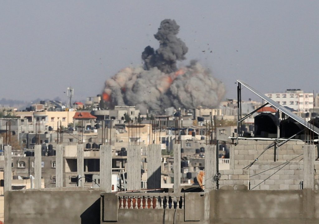 Ισραηλινό «σφυροκόπημα» στη Ράφα λίγες ώρες πριν τις διαπραγματεύσεις in extremis στο Κάιρο