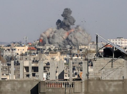 Ισραηλινό «σφυροκόπημα» στη Ράφα λίγες ώρες πριν τις διαπραγματεύσεις in extremis στο Κάιρο