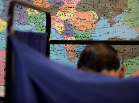 «Πάμε λάθος» λένε 6 στους 10 – Ακρίβεια και οικονομία γράφουν οι κόκκινες κάρτες προς την κυβέρνηση
