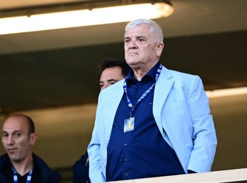 Στη Θεσσαλονίκη ο Μελισσανίδης – Συνθήματα από οπαδούς του ΠΑΟΚ έξω από το ξενοδοχείο του