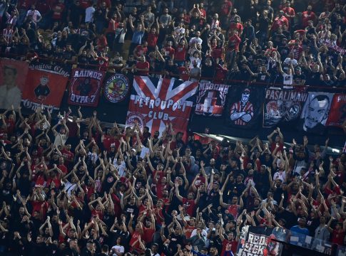 «Καιγεται» το Πασαλιμάνι – Τρέλα από τους φίλους του Ολυμπιακού (vids)