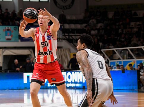 «Επίθεση» αγάπης στον Τανούλη από τους συμπαίκτες του (vid)