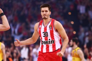 O &Phi;&iota;&lambda;ί&pi; &Pi;&epsilon;&tau;&rho;&omicron;ύ&sigma;&epsilon;&phi; &laquo;&beta;&rho;&omicron;&nu;&tau;&omicron;&phi;&omega;&nu;ά&zeta;&epsilon;&iota;&raquo; &pi;&alpha;&rho;ώ&nu; &sigma;&tau;&alpha; &pi;&lambda;έ&iota; &omicron;&phi; (vids)