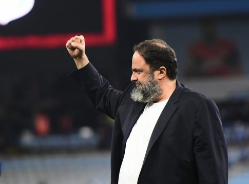 Αποθέωση για τον Βαγγέλη Μαρινάκη στο Villa Park: «Είναι τρελός ο πρόεδρος» (vids)