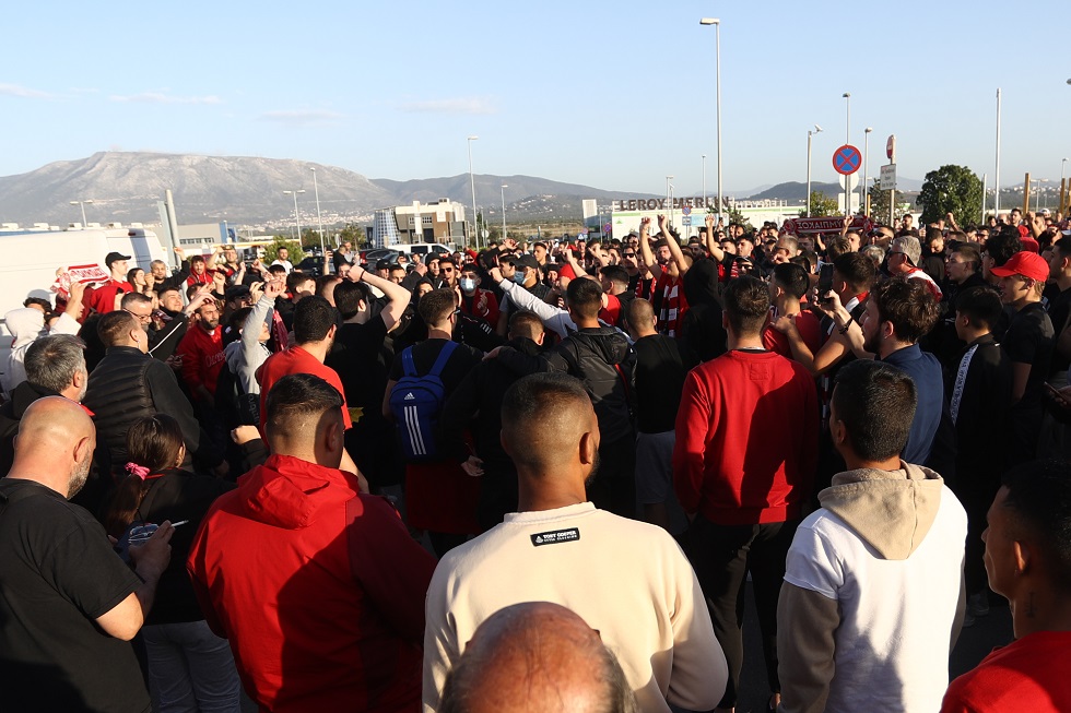 «Φέρτε μας το ευρωπαϊκό…» – Όλα όσα έγιναν στην υποδοχή του Ολυμπιακού μετά τη μυθική νίκη επί της Άστον Βίλα