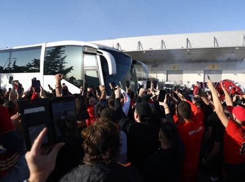 Χαμός στο Ελευθέριος Βενιζέλος: Έφτασαν οι θριαμβευτές του Μπέρμιγχαμ – Εκατοντάδες οπαδοί του Ολυμπιακού (pics, vids)