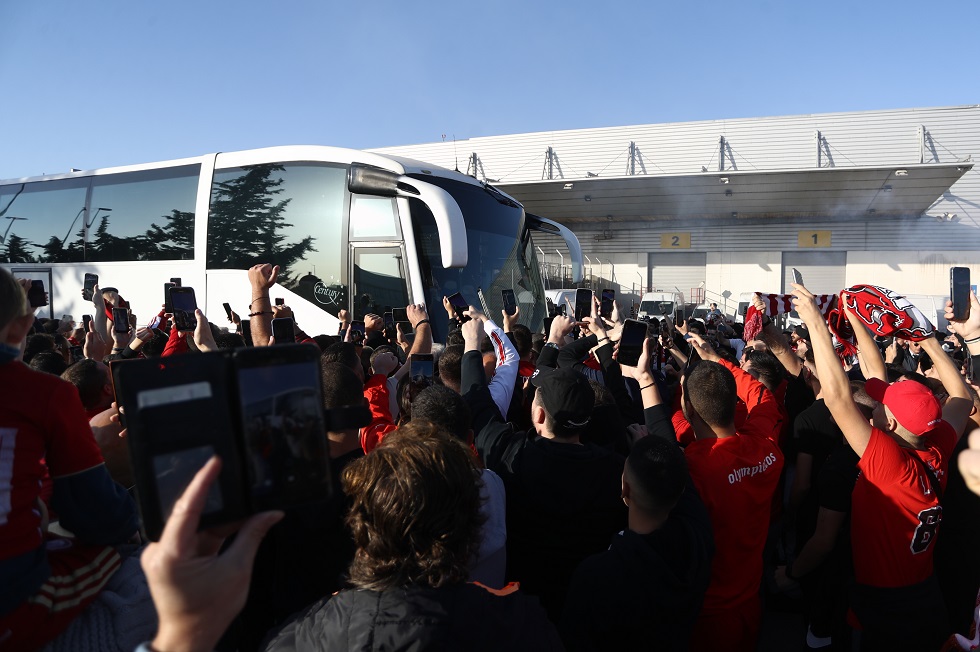 Χαμός στο Ελευθέριος Βενιζέλος: Έφτασαν οι θριαμβευτές του Μπέρμιγχαμ – Εκατοντάδες οπαδοί του Ολυμπιακού (pics, vids)