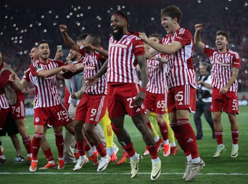 «Επίθεση» αγάπης από οπαδούς του Ολυμπιακού στον Ροντινέι (vid)
