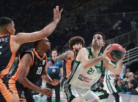 Οι αθλητικές μεταδόσεις της ημέρας (13/5): Πού θα δείτε Άρης – Παναθηναϊκός και τους Τσιτσιπά, Σάκκαρη