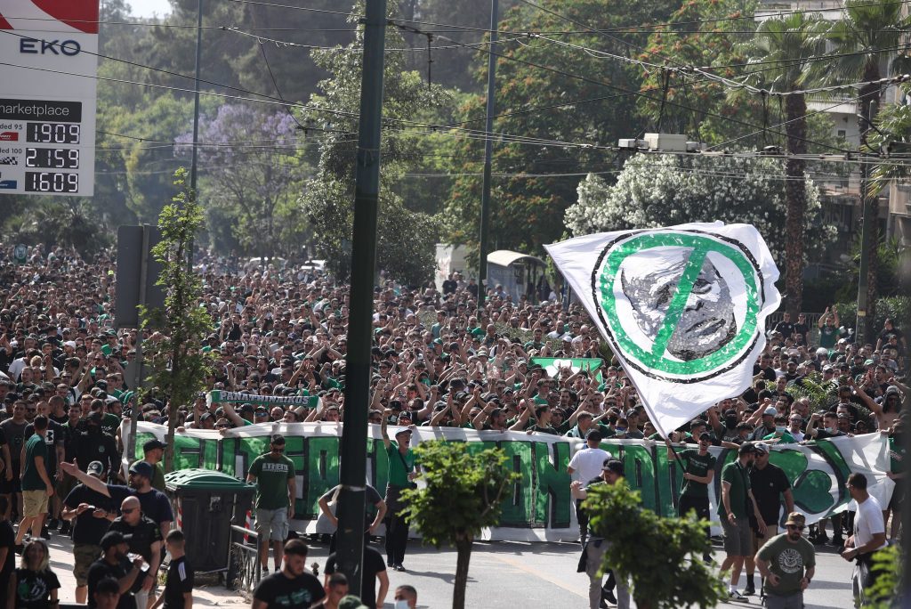 Χαμός και σοβαρά επεισόδια στη Λεωφόρο Αλεξάνδρας – Συγκρούσεις οπαδών του Παναθηναϊκού με τα ΜΑΤ