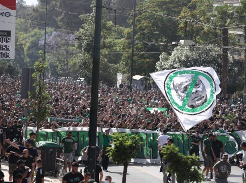 Χαμός και σοβαρά επεισόδια στη Λεωφόρο Αλεξάνδρας – Συγκρούσεις οπαδών του Παναθηναϊκού με τα ΜΑΤ
