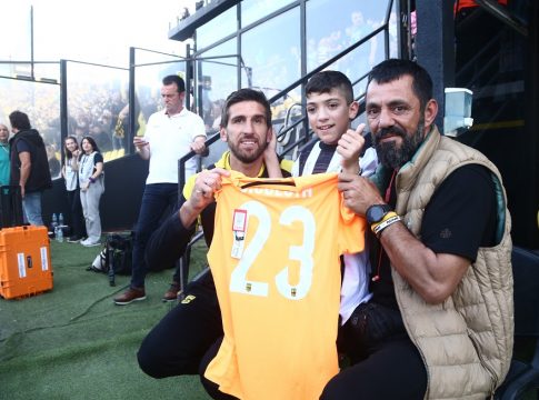 Στο «Κλεάνθης Βικελίδης» για να δει από κοντά το ντέρμπι Άρης-ΠΑΟΚ ο μικρός Γιαννάκης