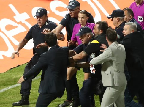 Διεθνώς ρεζίλι το ελληνικό ποδόσφαιρο: «Η Φραπάρ φυγαδεύτηκε από την αστυνομία, μετά από ντου του Καρυπίδη» (pics)