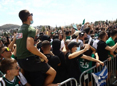 Χιλιάδες οπαδοί του Παναθηναϊκού για την υποδοχή των πρωταθλητών Ευρώπης στο ΟΑΚΑ (vid)