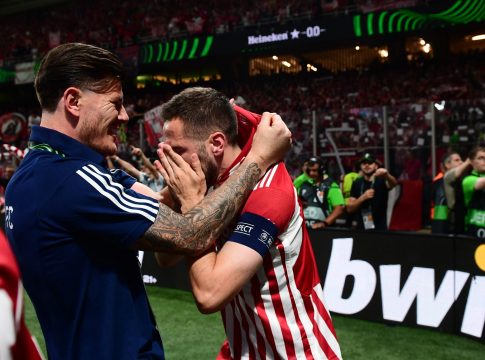 Συγκλονιστικό: Το κλάμα του Φορτούνη μπροστά από την κερκίδα των φίλων του Ολυμπιακού (vid)