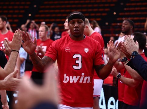 Oλυμπιακός: Η «ραψωδία» των τριπόντων και το θερμό χειροκρότημα του κόσμου (vid)