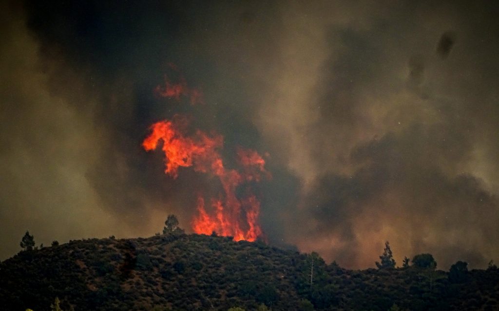 Ρόδος: Υπό έλεγχο η φωτιά – Η Πυροσβεστική παραμένει στο σημείο για τυχόν αναζωπυρώσεις