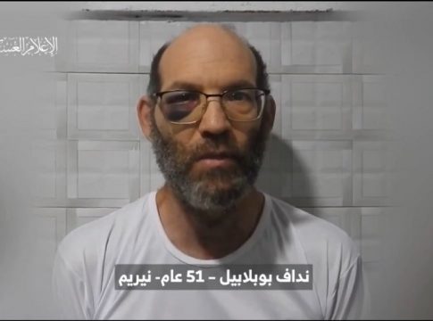 Χαμάς: Δημοσίευσε νέο βίντεο με όμηρο – Νεκρός έπειτα από αεροπορική επιδρομή του Ισραήλ