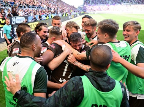 Η Σαν Πάουλι του Σάλιακα επέστρεψε στην Bundesliga μετά από 13 χρόνια (pic & vid)
